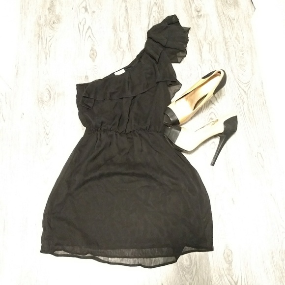 Dresses & Skirts - Perfect LBD dress!